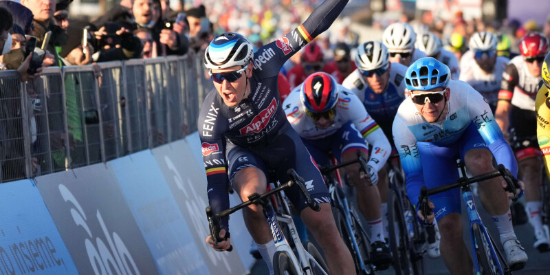 Tim Merlier Wins Stage 2 of the Tirreno-Adriatico. Ganna Retains the Maglia Azzurra
