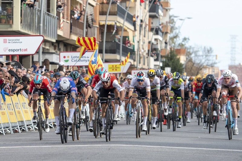 Kaden Groves Strikes Again at Molins de Rei After a New Battle Roglic-Evenepoel